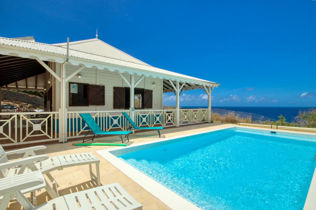 facade et piscine 2 location de villa 8 personnes Martinique